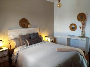 A bed or beds in a room at Las Casitas Masdache