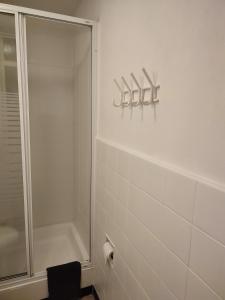 uma casa de banho branca com um chuveiro e um WC. em Your Stay in Kelmis - La Calamine- Cosy apartment in the Ardennes -Three-country point em Kelmis