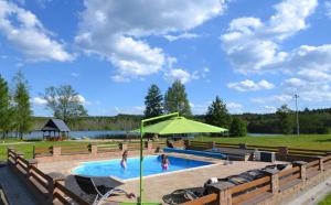 Swimmingpoolen hos eller tæt på Rezydencja nad jeziorem Pestkownica + 33 billeder