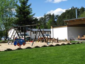 Детска площадка в Rezydencja nad jeziorem Pestkownica