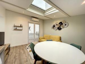 a living room with a table and a couch at LE COSY - En Hyper-Centre - Rénové in Salon-de-Provence