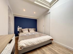 a bedroom with a blue accent wall and a bed at LE COSY - En Hyper-Centre - Rénové in Salon-de-Provence