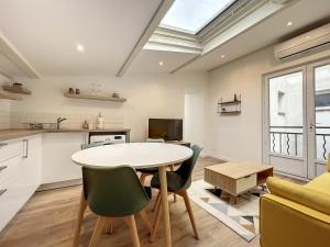 a kitchen and dining room with a table and chairs at LE COSY - En Hyper-Centre - Rénové in Salon-de-Provence