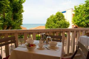 un tavolo con due tazze e un cesto di frutta sul balcone di B&B Viale Italia 22 a Follonica