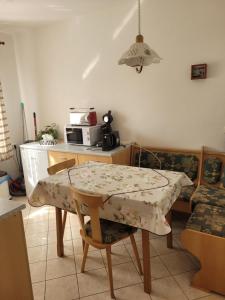 sala de estar con mesa y sofá en Ferienwohnung Familie Klingohr, en Erfurt