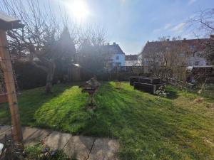 a yard with a bird bath in the grass at Ferienwohnung Familie Klingohr in Erfurt