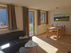 un salon avec un canapé et une table dans l'établissement Cascada Montafon, à Sankt Gallenkirch