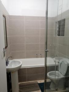 een badkamer met een toilet, een bad en een wastafel bij 23 Villa Mia St Lucia in St Lucia