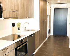 Kuchyň nebo kuchyňský kout v ubytování SunBeach Apartment with seaview and sauna