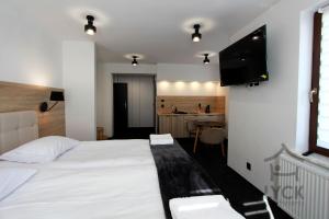 Łóżko lub łóżka w pokoju w obiekcie Lyck Apartamenty