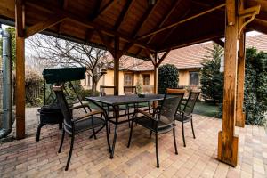 Patio alebo iná vonkajšia časť ubytovania Estike Apartman + 16 fotografií
