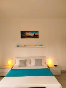 sypialnia z dużym białym łóżkiem i dwiema lampami w obiekcie Villa Valentina w mieście Madonna dellʼAcqua