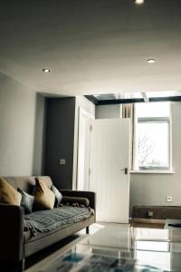 uma sala de estar com um sofá e uma janela em Dealhouse-Apartments 5 em Huddersfield