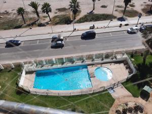 een uitzicht over een zwembad naast een weg bij Departamento en Condominio Mar Serena in La Serena