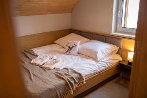 En eller flere senge i et værelse på Osada Wróblonki - Apartamenty