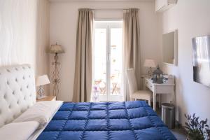 1 dormitorio con 1 cama con manta azul en RomAntic Dreams Guest House, en Roma