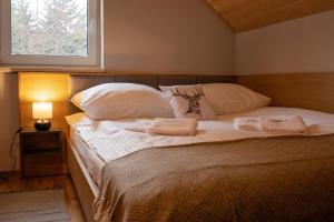 En eller flere senge i et værelse på Osada Wróblonki - Apartamenty