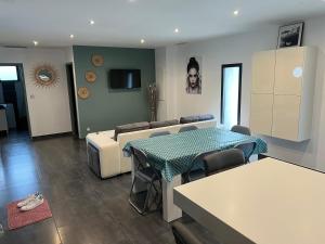 - un salon avec une table et un canapé dans l'établissement Maison Ocelia, à Villeneuve-lès-Béziers