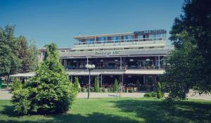 un gran edificio con un cartel que lee riccartón allee en Hotel ABC, en Leskovac