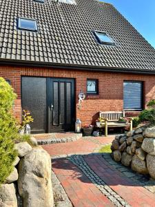 a brick house with a bench in front of it at Appartements Friedrichsen in List