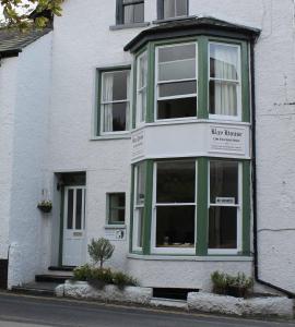 un edificio bianco con finestra verde e bianca di The Bay House Lake View Guest House - Adults Only a Bowness-on-Windermere