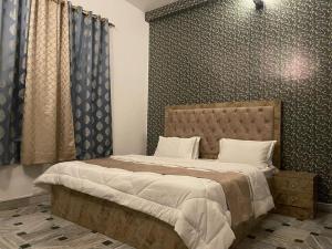 1 dormitorio con 1 cama grande en una habitación en Krishna Kunj en Ranchi