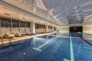 ein großes Schwimmbad mit Liegen in der Unterkunft Park Azure and Megafun in Baku