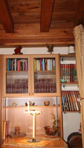 アオスタにあるAppartamento da Paolo Love Aostaの本棚付きの部屋