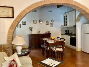 a kitchen and dining room with an archway in a living room at La Casina in Buonconvento