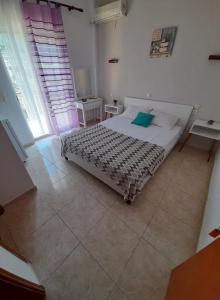 een slaapkamer met een bed in een kamer bij Doukas in Skala Rachoniou