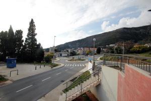 vista su una strada con una montagna sullo sfondo di Apartments Residence Dj a Petrovac na Moru