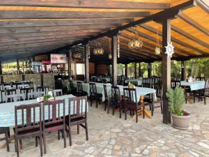 A restaurant or other place to eat at Family Hotel Enica