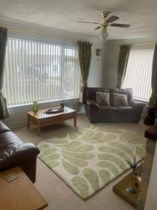 sala de estar con sofá y mesa en Trudora en Tintagel
