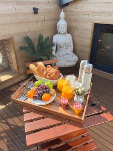 - un plateau de nourriture sur une table avec des fruits et du pain dans l'établissement Chai de Villeneuve, à Villeneuve-la-Rivière
