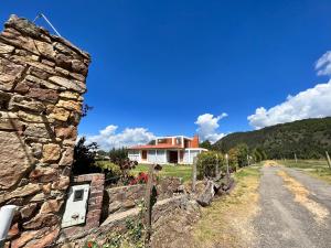 una casa de piedra al lado de una carretera en Casa Campestre Villa Luna, en Sogamoso