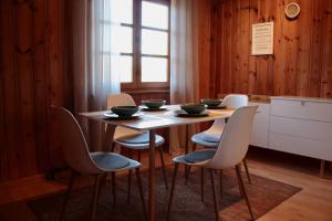 a dining room with a table with four bowls on it at Ferienwohnung Vogelnest in Dietingen
