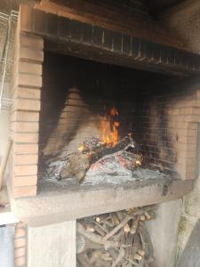 piec ceglany z ogniem wewnątrz w obiekcie Casa Dolores do Conde w mieście Pontevedra