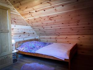 A bed or beds in a room at Świerkowy Domek pod Aniołem