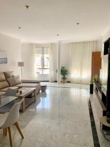 uma sala de estar com um sofá e uma mesa em Apartamento Templo Romano em Córdoba
