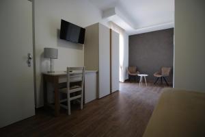 a room with a desk and a table and chairs at Stella Marina Paestum in Paestum