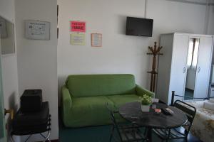 A television and/or entertainment centre at B&B La Cubanina