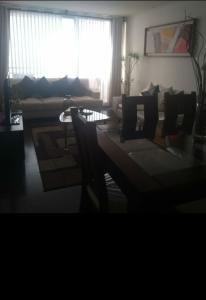 sala de estar con sofá y mesa en Departamento en Condominio Mar Serena, en La Serena