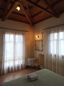 Säng eller sängar i ett rum på Villa Oceanis - Luxury Seaside Villa