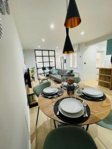 ein Esszimmer mit einem Tisch und Stühlen sowie ein Wohnzimmer in der Unterkunft ALANDA vivienda turística in Burgos