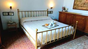 カターニアにあるMontesano Apartment Centro Storicoのベッドルーム1室(ベッド1台、食料品のトレイ付)