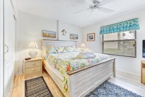 Postel nebo postele na pokoji v ubytování Ocean Village Club R11 + 45 fotografií