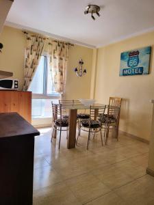 Ресторан / й інші заклади харчування у 2 bedrooms house with shared pool enclosed garden and wifi at Torrevieja 1 km away from the beach