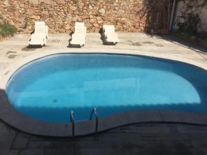 A piscina localizada em Apartamento Puerto con Piscina ou nos arredores