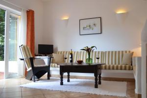 ein Wohnzimmer mit Sofa und Tisch in der Unterkunft Stylish two bedroom apartment with garden vieuw in Luz