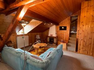 ein Wohnzimmer mit Sofa und Tisch in der Unterkunft Harmony House in Salvan